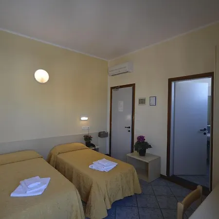 מלון Hotel Corona 3*