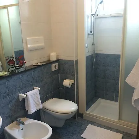 Hotel Corona מלון