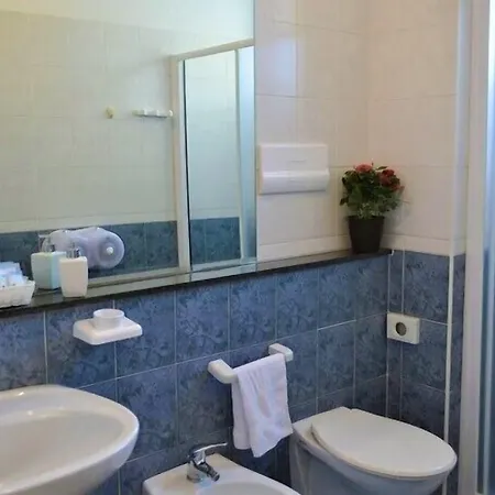 Hotel Corona מלון