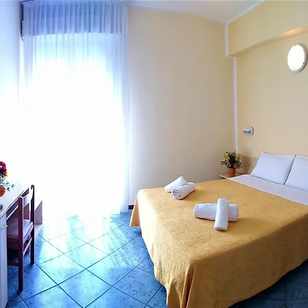 מלון Hotel Corona 3*