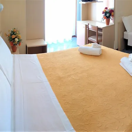 Hotel Corona מלון