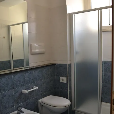 Hotel Corona מלון 3*
