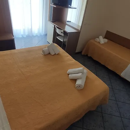 Hotel Corona מלון