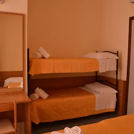 Hotel Corona מלון 3*
