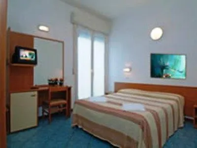 Hotel Corona מלון 3*