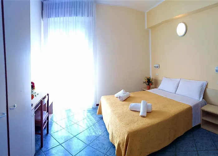 מלון Hotel Corona 3*