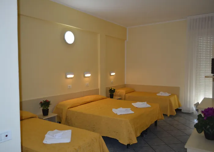 Hotel Corona מלון 3*