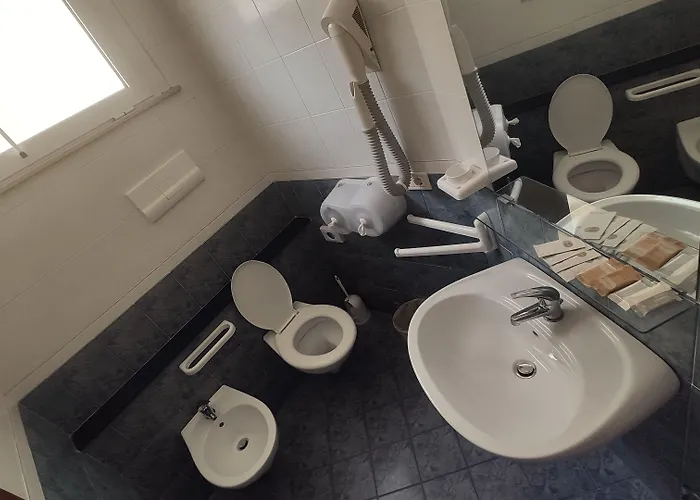 Hotel Corona מלון 3*