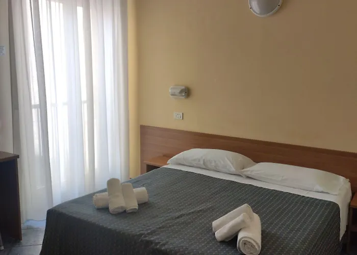 מלון Hotel Corona 3*